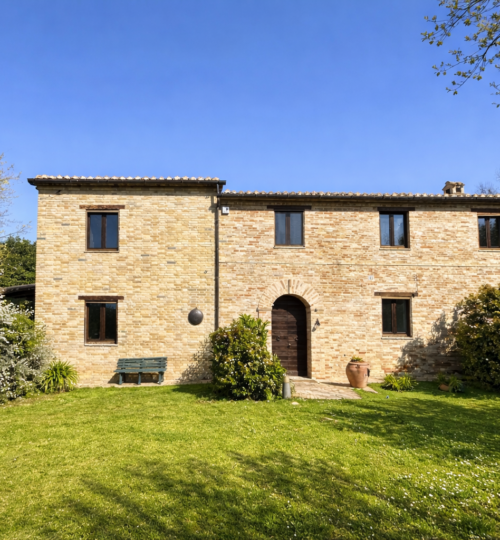 Casale restaurato con giardino e dépendance Abbadia di Fiastra