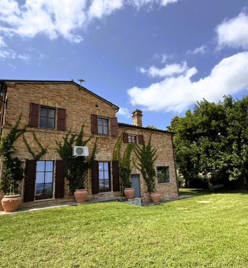 Casale restaurato con ampio giardino Fano